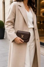 کیف دخترانه دستی پاسپورتی برند LOUIS VUITTON - تصویر 13