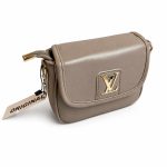 کیف دخترانه دستی پاسپورتی برند LOUIS VUITTON - تصویر 6